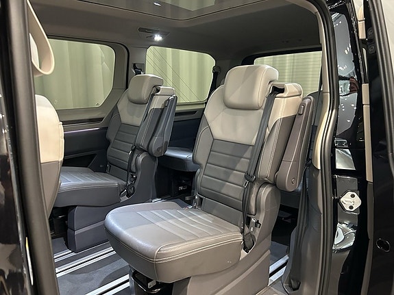 Volkswagen Multivan 8 of 20
