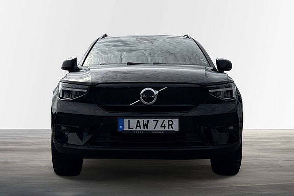 Volvo XC40 2 of 5
