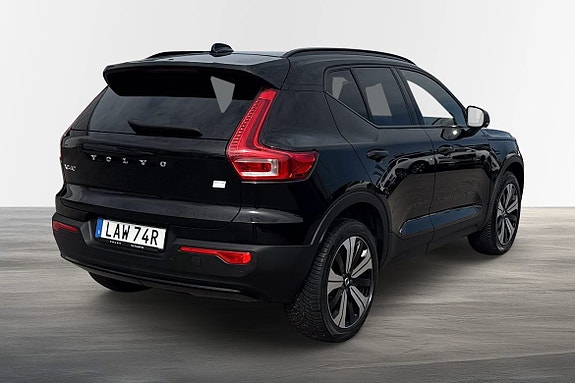 Volvo XC40 3 of 5