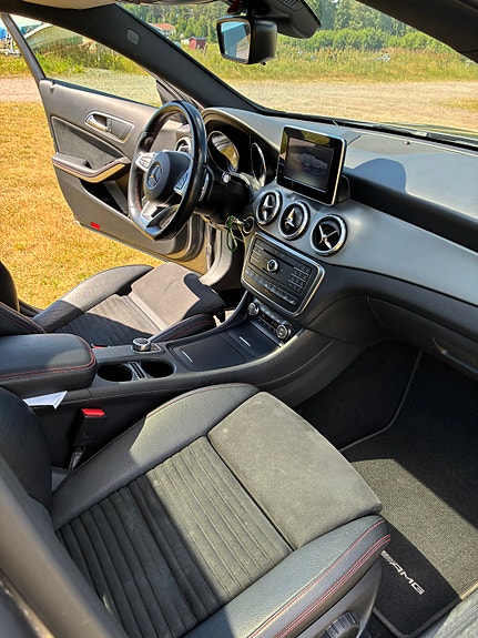 Mercedes-Benz GLA200 d 4 of 5
