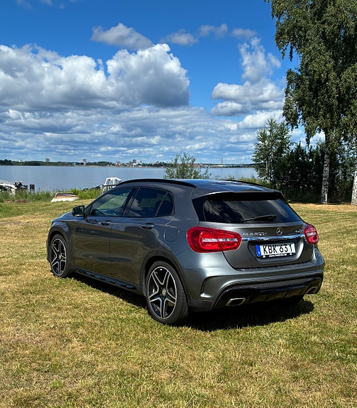 Mercedes-Benz GLA200 d 2 of 5