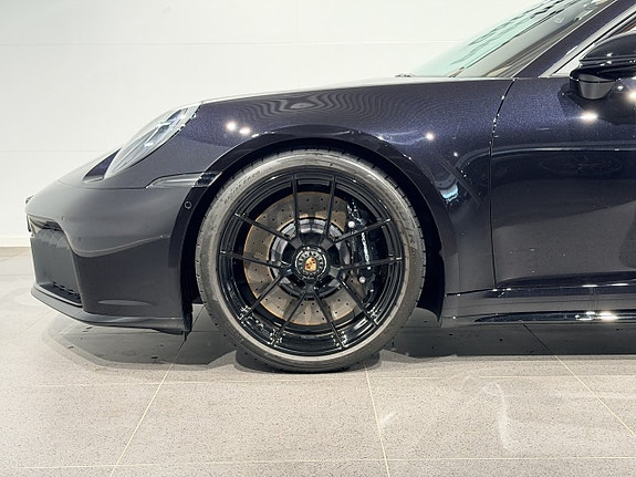 Porsche 911 Carrera 4 GTS 17 of 30