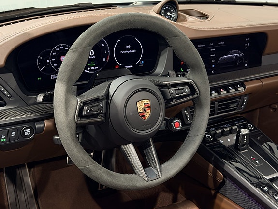 Porsche 911 Carrera 4 GTS 25 of 30