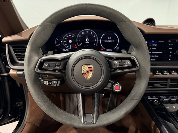 Porsche 911 Carrera 4 GTS 26 of 30