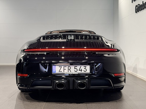 Porsche 911 Carrera 4 GTS 15 of 30