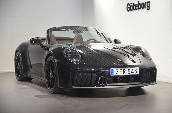 Porsche 911 Carrera 4 GTS 2 of 5