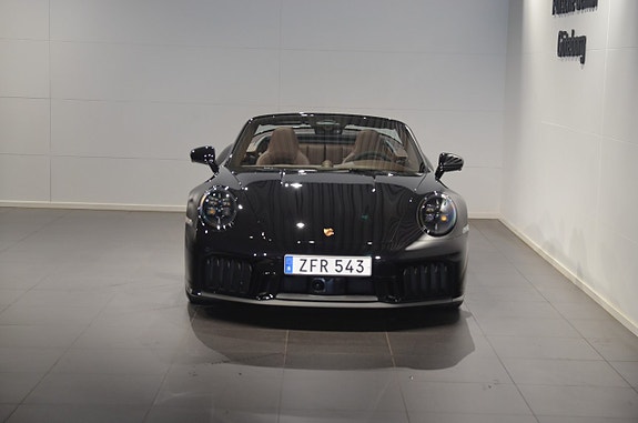 Porsche 911 Carrera 4 GTS 3 of 5