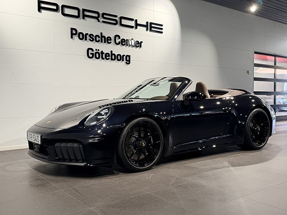 Porsche 911 Carrera 4 GTS 16 of 30