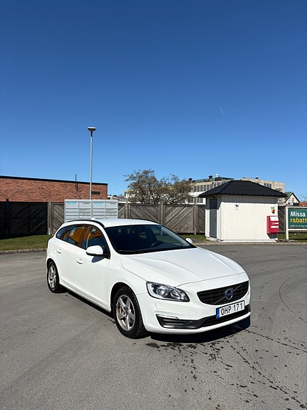 Volvo V60 2 of 5