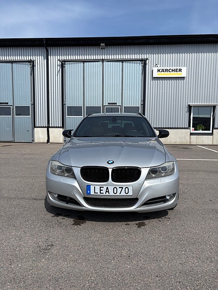BMW 330d 4 of 12