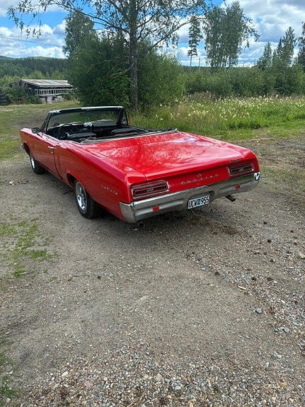 Pontiac LeMans 6 of 8