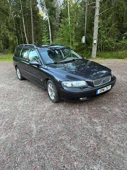 Volvo V70 3 of 5