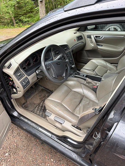 Volvo V70 2 of 5