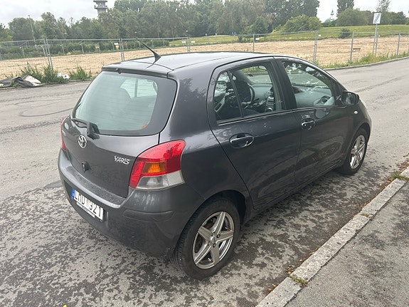 Toyota Yaris 4 of 11