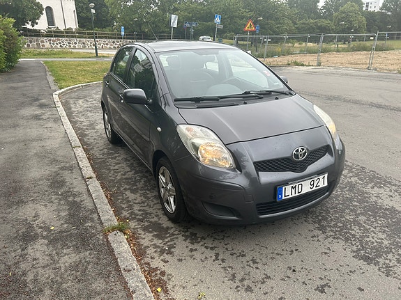 Toyota Yaris 2 of 11