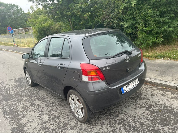 Toyota Yaris 3 of 11