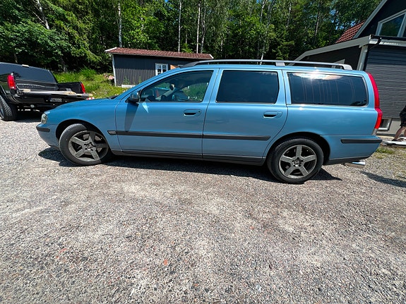 Volvo V70 2 of 5