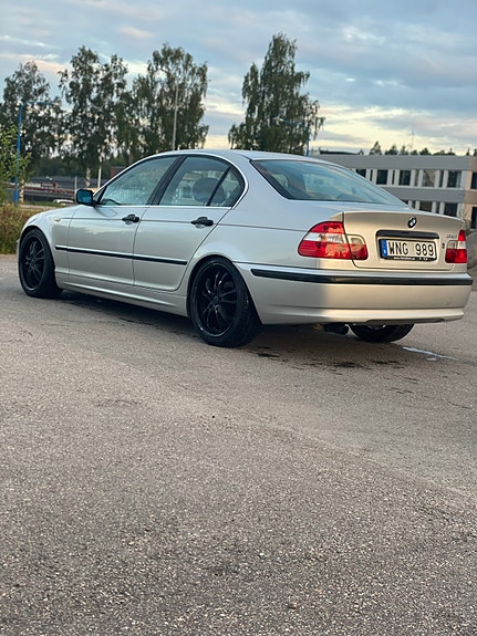 BMW 318i 2 of 4