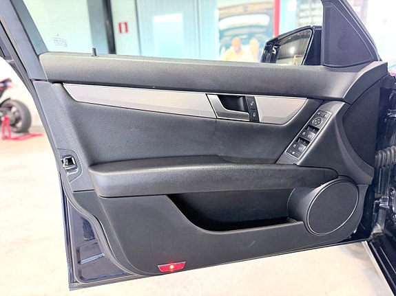 Mercedes-Benz C180 13 of 16