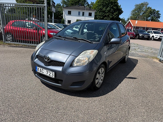 Toyota Yaris 2 of 13
