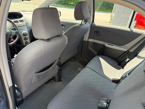 Toyota Yaris 9 of 13
