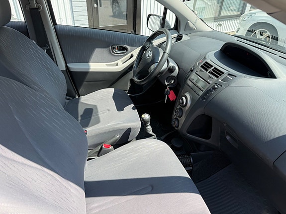 Toyota Yaris 7 of 13