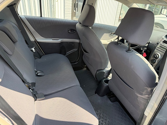 Toyota Yaris 8 of 13