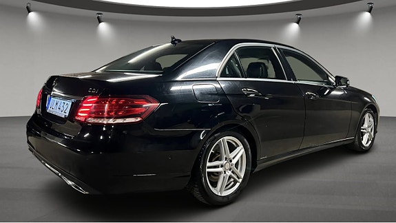 Mercedes-Benz E220 3 of 5