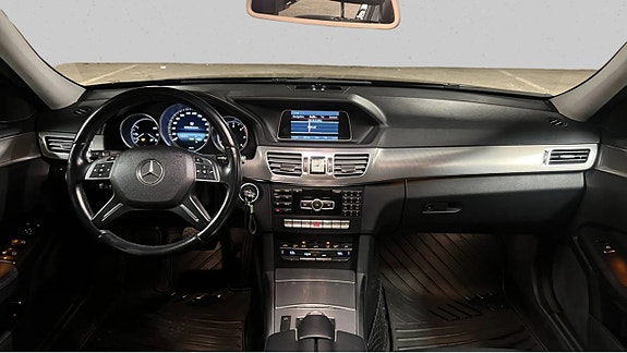 Mercedes-Benz E220 6 of 8