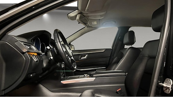 Mercedes-Benz E220 5 of 5