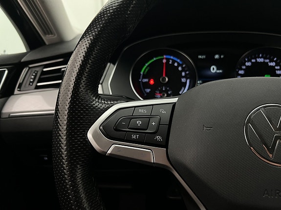 Volkswagen Passat 18 of 30