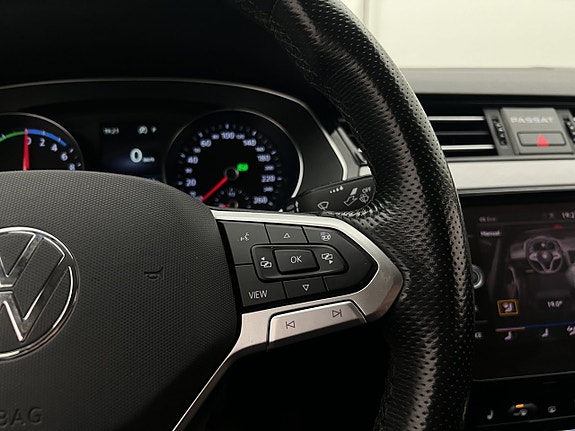 Volkswagen Passat 21 of 30