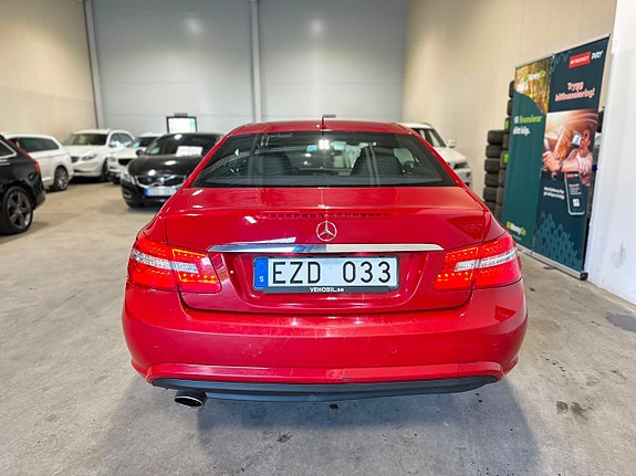 Mercedes-Benz E200 4 of 5