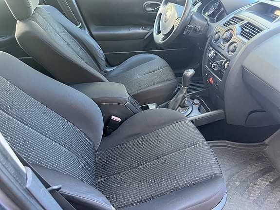 Renault Megane 12 of 16