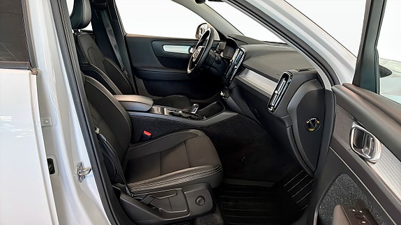 Volvo XC40 3 of 23