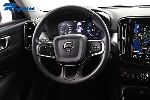 Volvo XC40 4 of 5