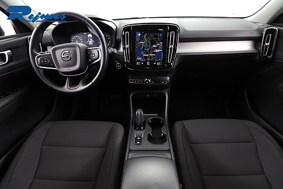 Volvo XC40 2 of 5
