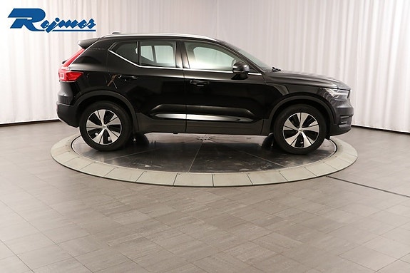Volvo XC40 3 of 5