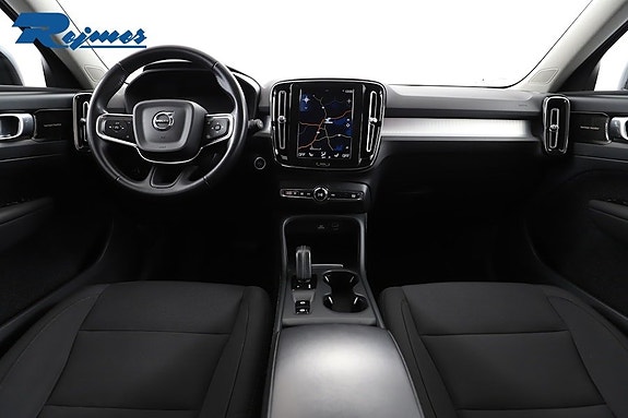 Volvo XC40 2 of 5