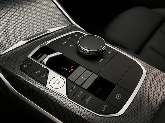 BMW 330e 28 of 30