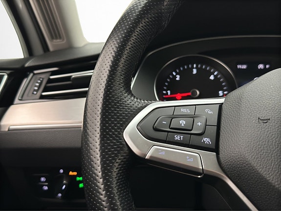 Volkswagen Passat Alltrack 13 of 30