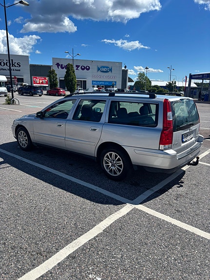 Volvo V70 3 of 5