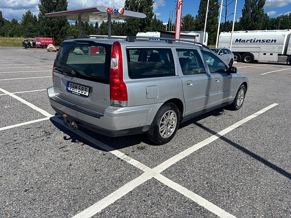 Volvo V70 2 of 5