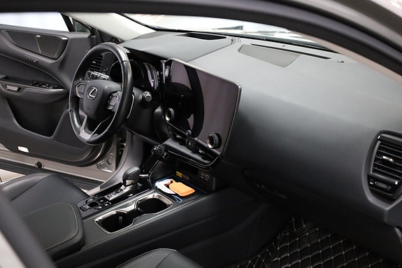 Lexus NX450h+ 17 of 24