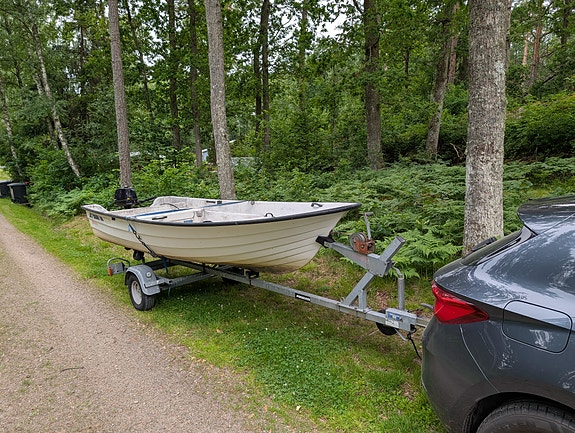Småbåt med ny motor 2 of 5