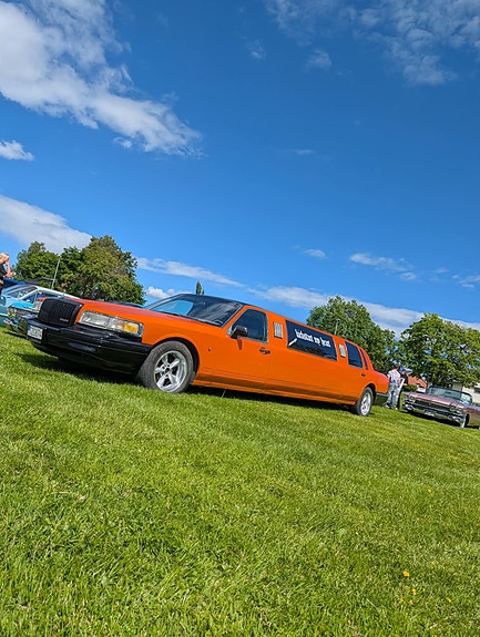 Lincoln Town Car 3 of 5