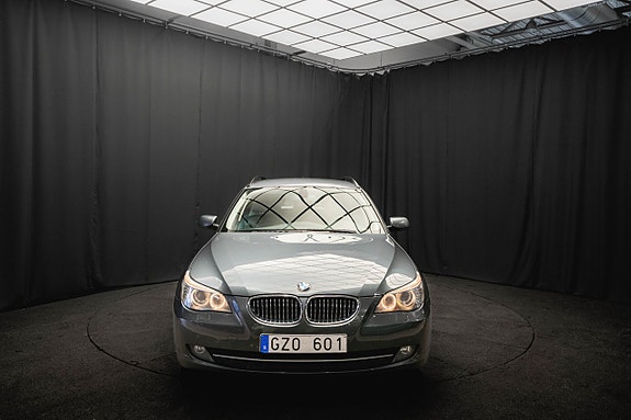 BMW 523i 3 of 5
