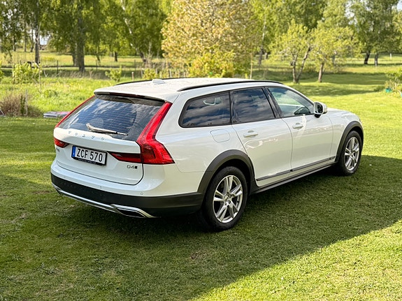 Volvo V90 Cross Country 2 of 15
