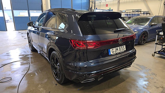 Volkswagen Touareg 2 of 5
