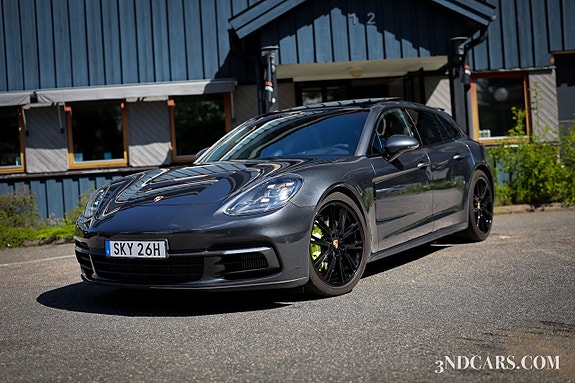 Porsche Panamera 4 2 of 5